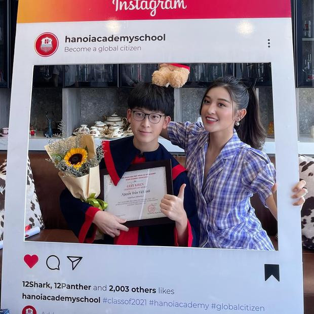 Sau khi những hình ảnh được chia sẻ, nhiều lời khen ngợi dành cho ngoại hình như "soái ca" của em trai Huyền My.