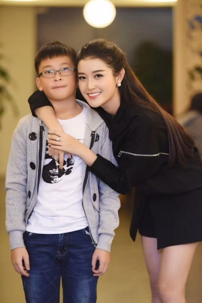 Được biết, Huyền My và em trai kém nhau 8 tuổi, cả hai cực kỳ thân thiết từ bé đến lớn.