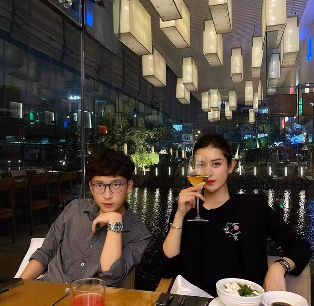 Không còn là cậu bé bụ bẫm, đáng yêu ngày nào, giờ đây Việt Anh đã trưởng thành hơn, ngoại hình "lột xác" hơn nhiều khiến hội chị em "đổ đứ đừ". Ảnh: Tổng hợp