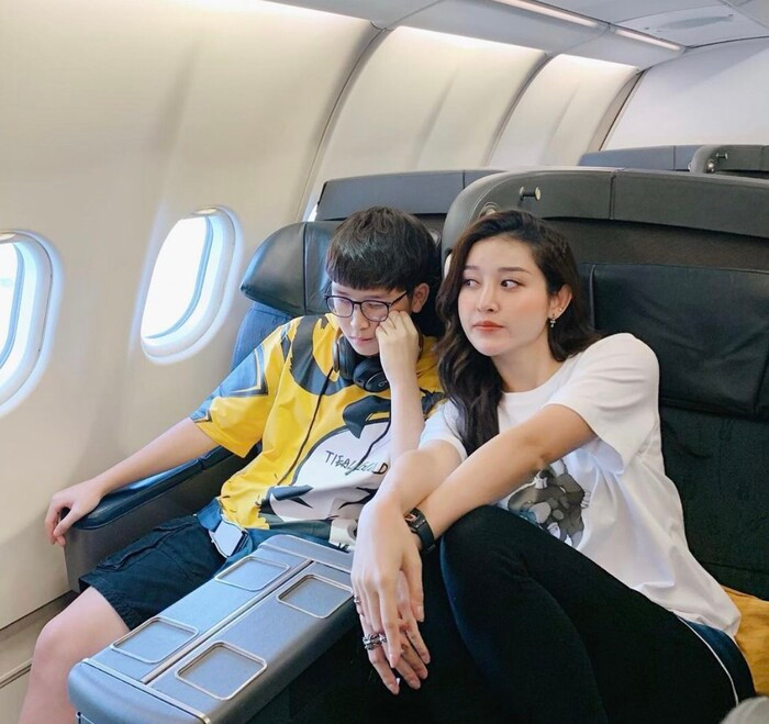 Vừa có chị gái là Á hậu, cậu em trai vừa bảnh bao lại học giỏi, đây đúng chuẩn cặp chị em "con nhà người ta" mà bao người mơ ước.