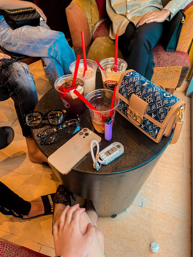 Hiện tại, từ khóa này vẫn đang là đề tài nổi trội trên mạng, nhận được sự quan tâm cực lớn từ netizen. Được biết, ngoài danh xưng "hot girl tài chính" những cô gái này còn được gọi là "hot girl đọc lệnh". Ảnh: Tổng hợp