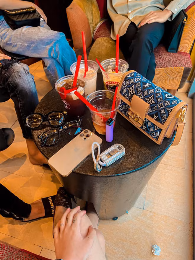 Hiện tại, từ khóa này vẫn đang là đề tài nổi trội trên mạng, nhận được sự quan tâm cực lớn từ netizen. Được biết, ngoài danh xưng "hot girl tài chính" những cô gái này còn được gọi là "hot girl đọc lệnh". Ảnh: Tổng hợp