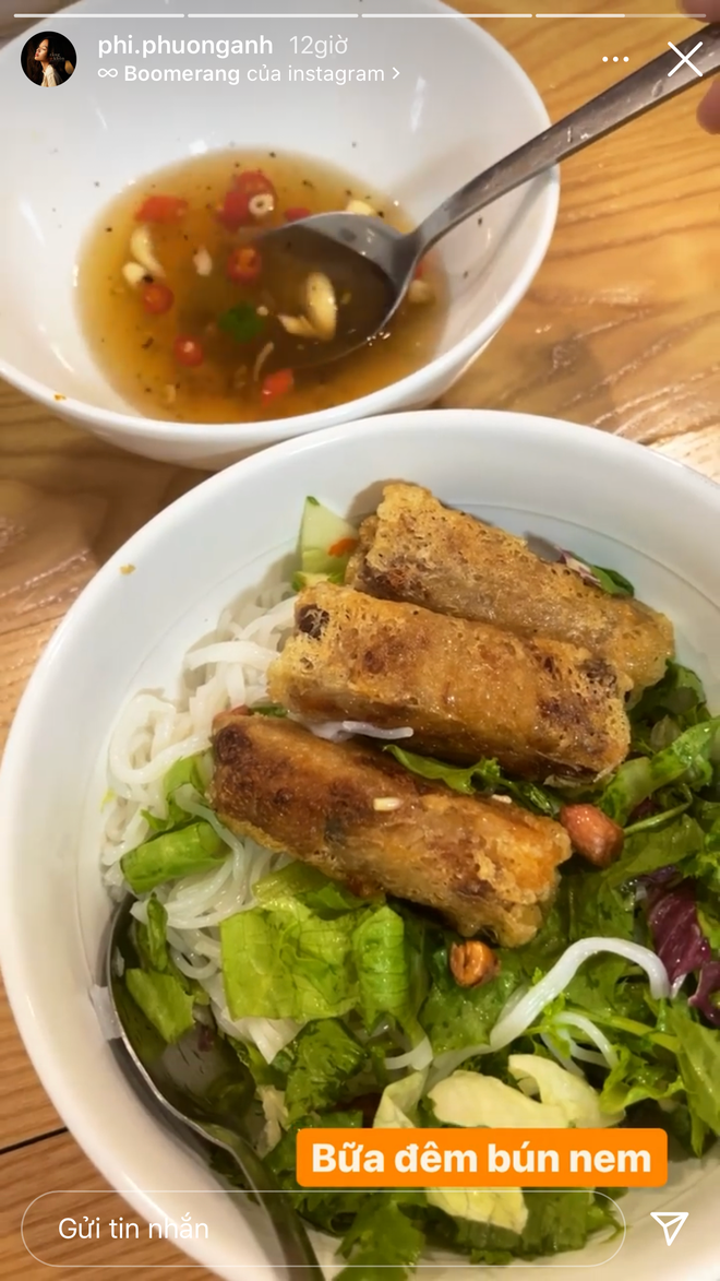 Mới đây, nữ ca sĩ Phí Phương Anh tiếp tục khiến netizen nghi ngờ khi khoe bữa đêm là món bún nem.