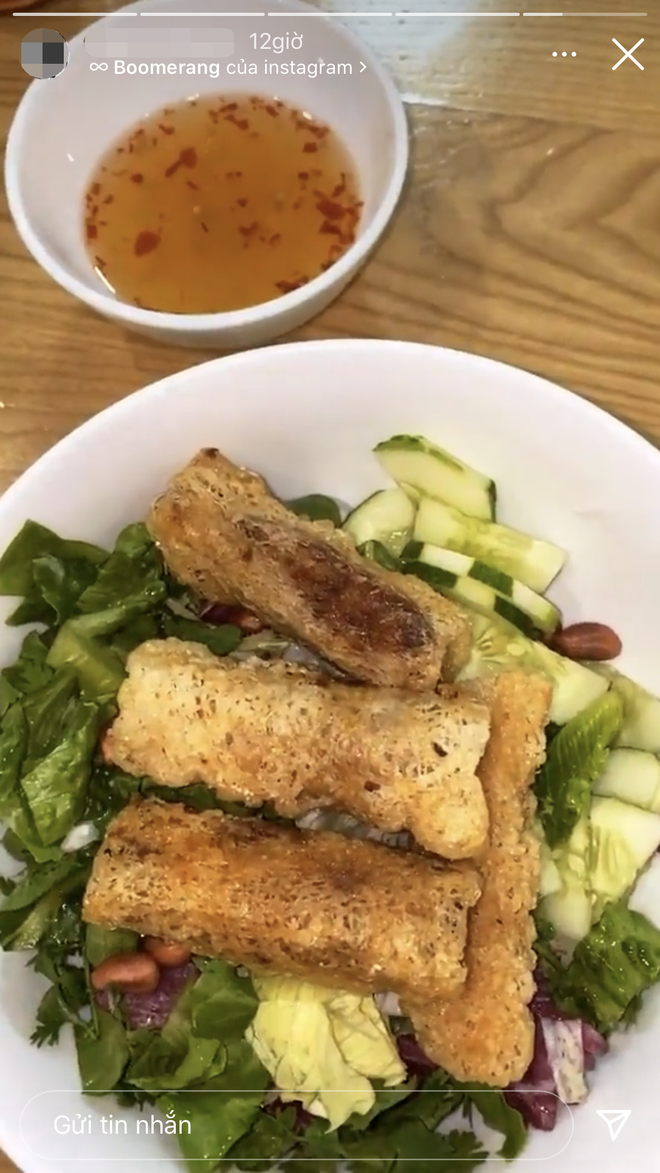 Cùng lúc, thiếu gia Sài thành cũng đăng ảnh y hệt được đặt trên mặt bàn y hệt Phí Phương Anh.