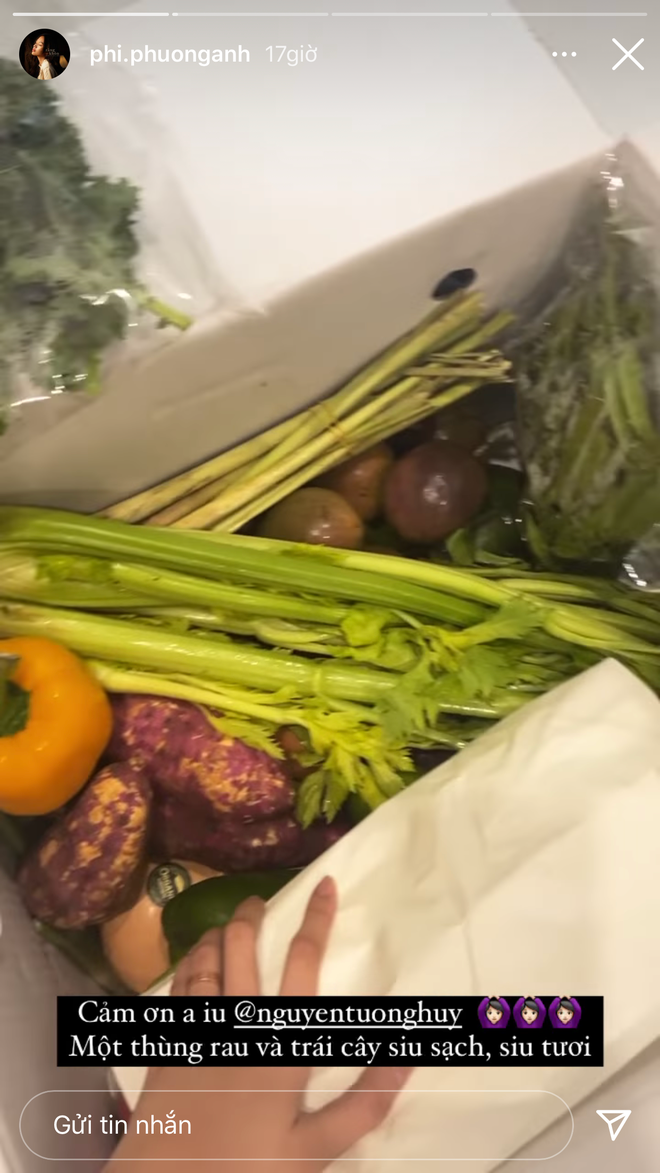 Ngoài ra, cả 2 cũng cùng khoe thùng rau củ quả được người thân gửi cho trong mùa dịch.