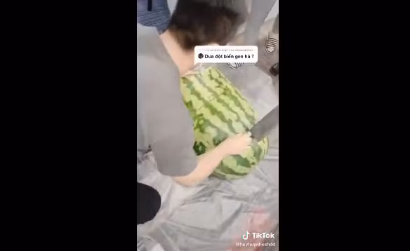 Sau một hồi chật vật, cuối cùng quả dưa hấu cũng được bổ đôi, tất cả mọi người ở đó ai cũng hồi hộp chờ đợi.
