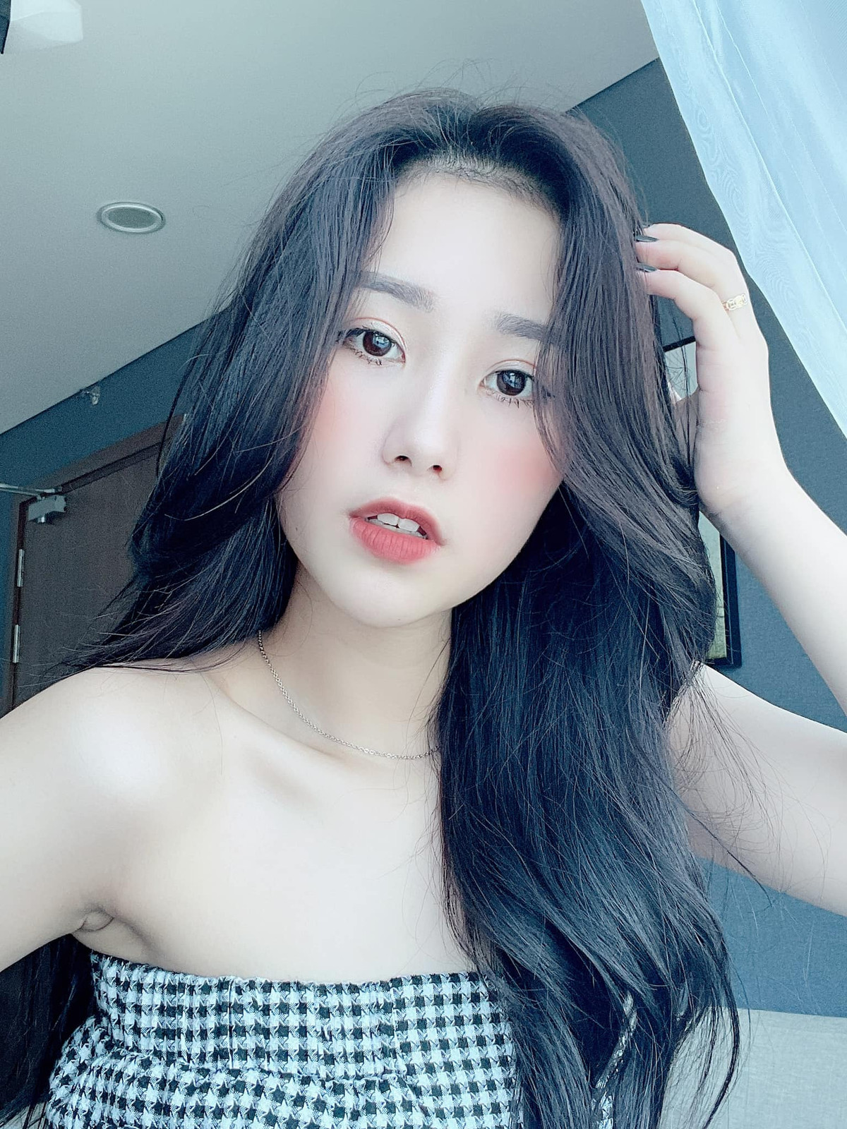 Nhờ vẻ ngoài xinh đẹp nên mỗi khoảnh khắc mà cô nàng đăng tải đều nhận về lượt tương tác khá lớn.