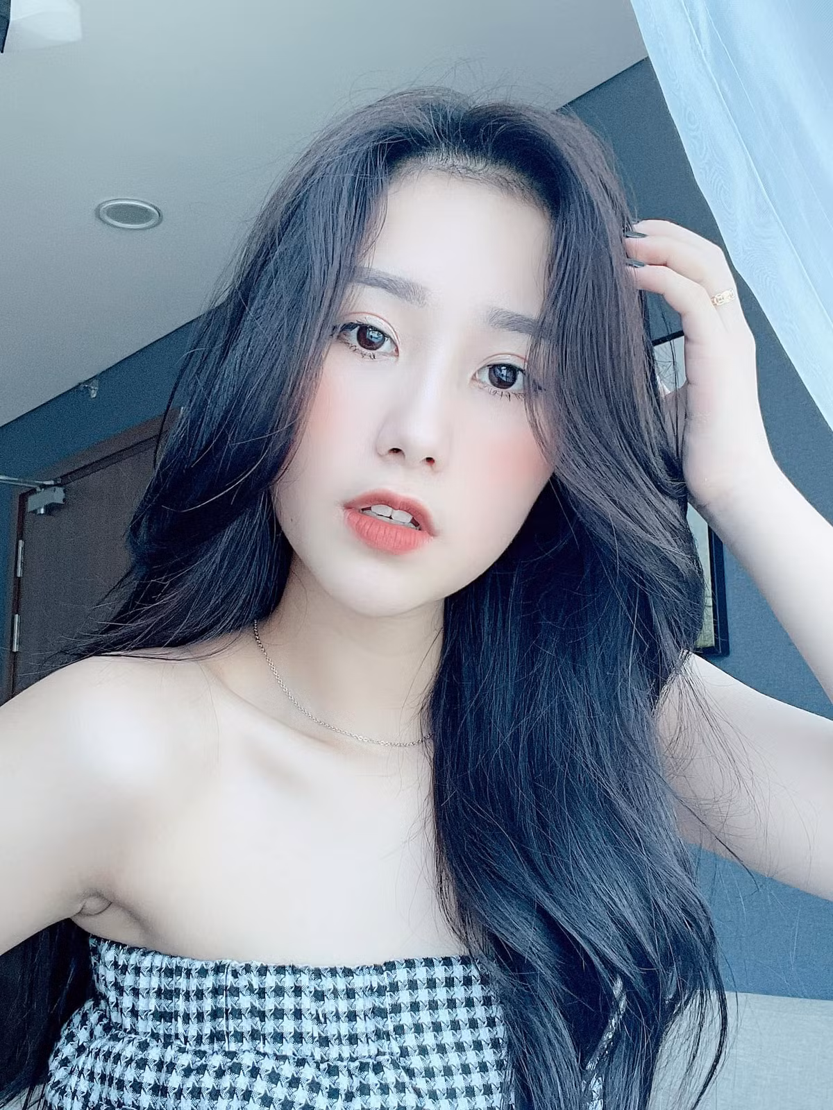 Nhờ vẻ ngoài xinh đẹp nên mỗi khoảnh khắc mà cô nàng đăng tải đều nhận về lượt tương tác khá lớn.