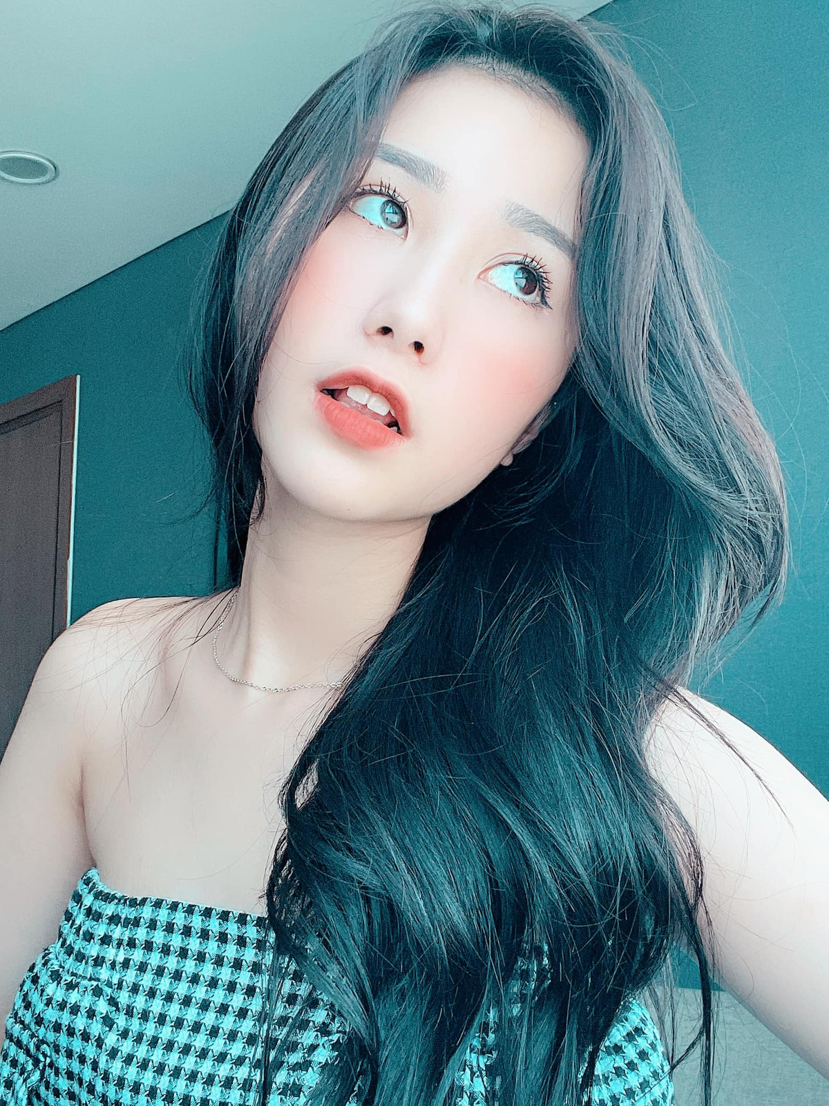 Trên mạng xã hội, Thủy Tiên sở hữu lượt người theo dõi lớn, hơn 11,4 nghìn người trên Facebook, gần 500.000 người trên TikTok.