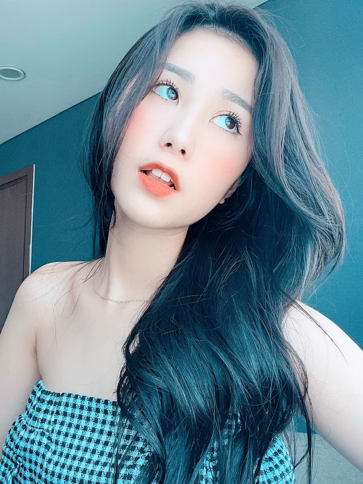 Trên mạng xã hội, Thủy Tiên sở hữu lượt người theo dõi lớn, hơn 11,4 nghìn người trên Facebook, gần 500.000 người trên TikTok.