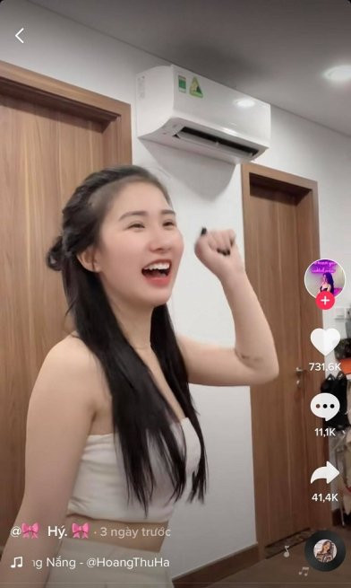 Dù động tác chưa thật chuyên nghiệp, đôi chỗ còn không khớp và liên tục phải nhìn màn hình tập theo nhưng nhan sắc của nữ TikToker lại "đốn tim" người xem vì quá xinh đẹp.