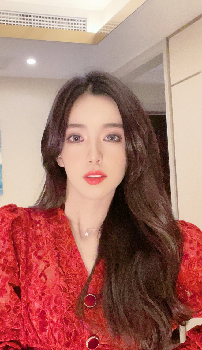 Sở hữu gương mặt xinh đẹp, giọng hát ngọt ngào và một thân hình cân đối, hot girl 24 tuổi thường xuyên đăng tải những đoạn video ngắn khoe giọng hát hay kỹ năng vũ đạo của bản thân.