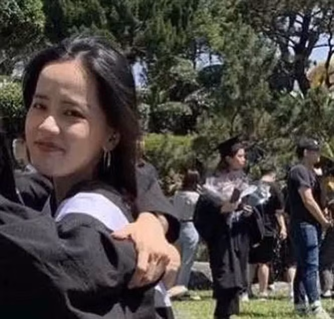 Hình ảnh trong lễ tốt nghiệp của Velociraptor Theresa cũng được cư dân mạng tìm thấy và chia sẻ lên Internet cho thấy nhan sắc ngoài đời của cô không quá lung linh như trên mạng.