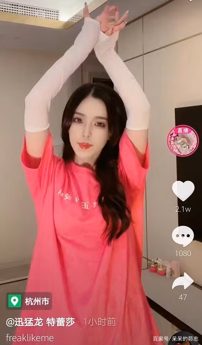 Tuy nhiên, Velociraptor Theresa đã gặp phải một sự cố "dở khóc dở cười" khiến cho danh tiếng và hình ảnh của cô bị ảnh hưởng đáng kể.