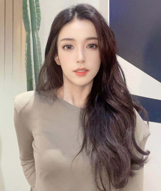 Velociraptor Theresa là hot girl TikTok nổi tiếng xứ Trung với hàng triệu người theo dõi.