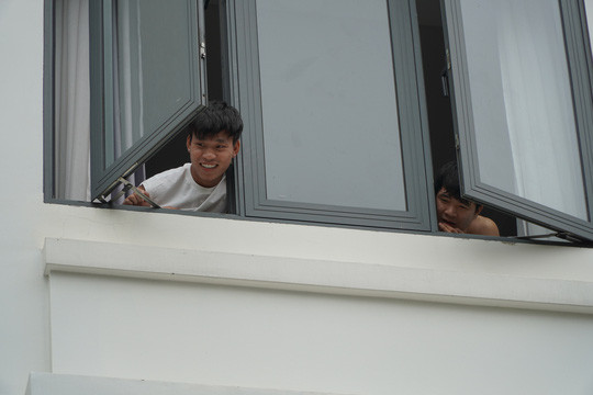 Sau thời gian hoàn thành cách ly y tế tại TP HCM, các cầu thủ của đội tuyển Việt Nam đã trở về nhà. Bên cạnh những cầu thủ đã có gia đình, hậu vệ Vũ Văn Thanh vẫn tích cực "thả thính" trên mạng xã hội.