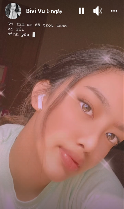 Chính cầu thủ người Hải Dương là người chủ động kết bạn trước, sau khoảng thời gian 3-4 tháng cả hai mới chính thức hẹn hò.