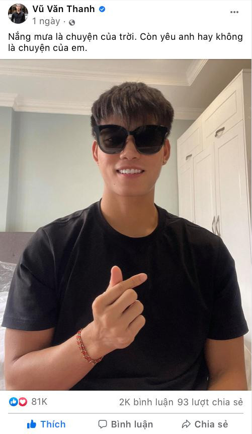 Mới đây, Văn Thanh hào hứng chia sẻ hình ảnh bản thân trên Instagram. Khoảnh khắc ghi lại anh mặc áo đồng màu với chiếc kính màu đen, tay tạo dáng "bắn tim". Đính kèm hình ảnh, chàng cầu thủ còn chia sẻ: "Nắng mưa là chuyện của trời. Còn yêu anh hay không là chuyện của em".