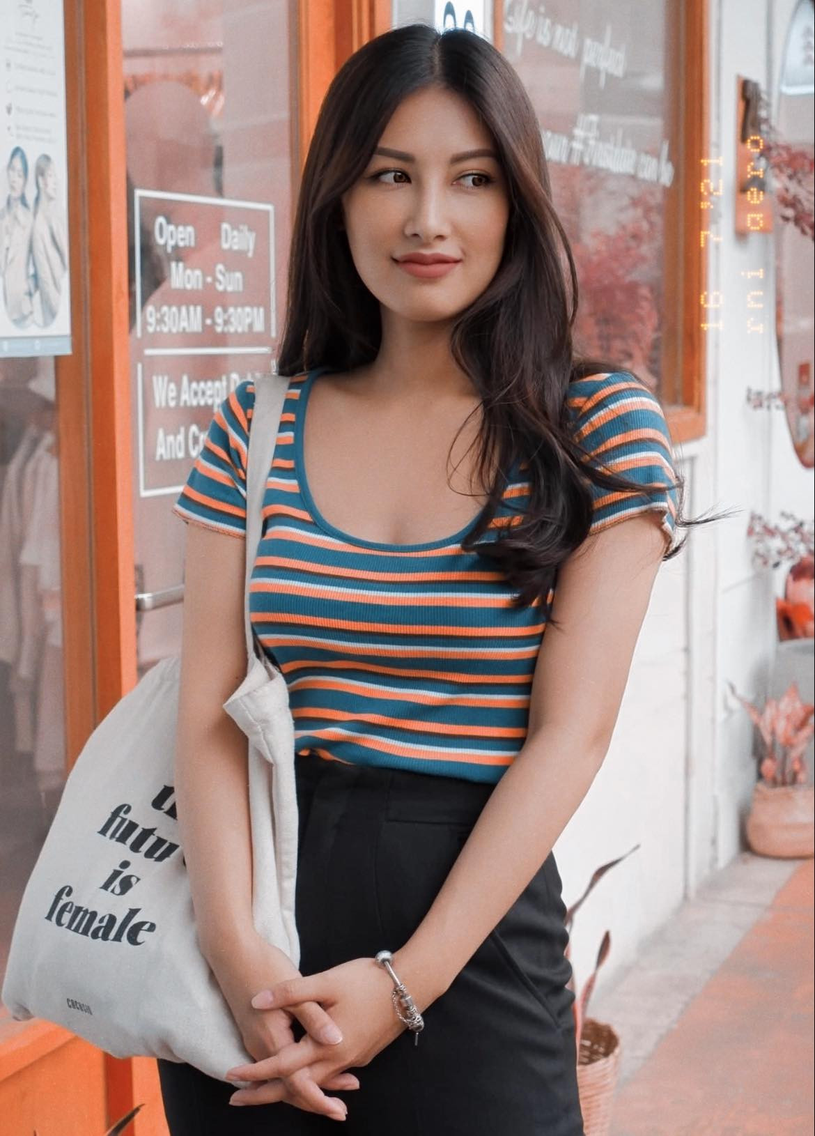 Được biết, hot girl 9x này là một "bông hồng lai" mang 3 dòng máu Việt Nam, Thái Lan, Úc.