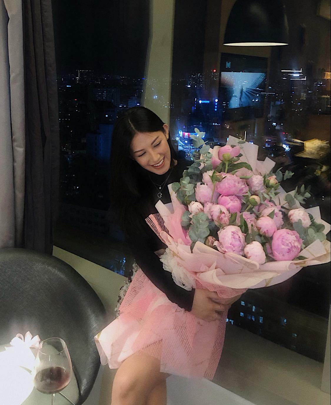 Danh xưng "Tây Thi ngủ gật" đã đưa cô đến với showbiz Việt, Emmy Nguyễn tiếp tục rẽ hướng, theo đuổi công việc MC truyền hình sau đó.