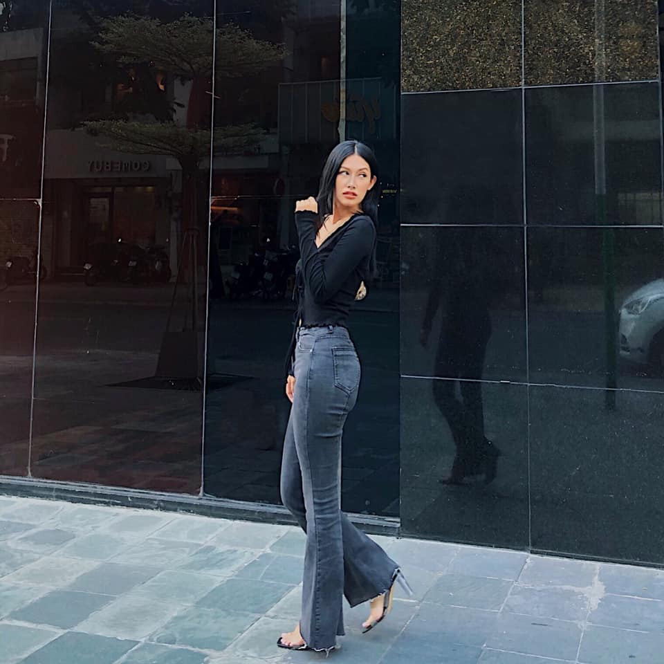 Sở hữu gương mặt lai Tây với thần thái sắc lạnh cùng thân hình thon thả, cuốn hút, Emmy Nguyễn dễ dàng nhận được sự chú ý của khán giả.