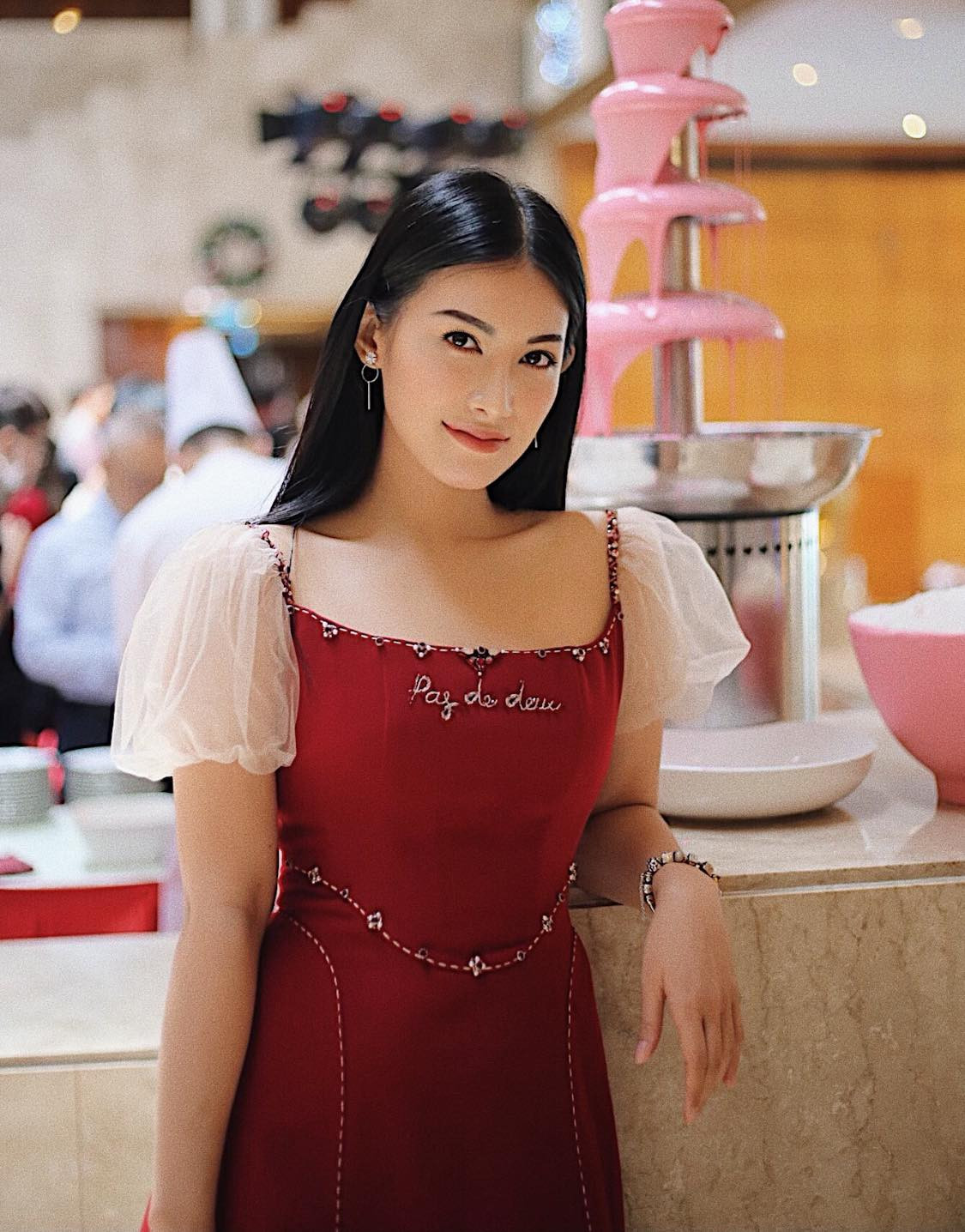 Emmy Nguyễn theo đuổi gu thời trang hiện đại, năng động.