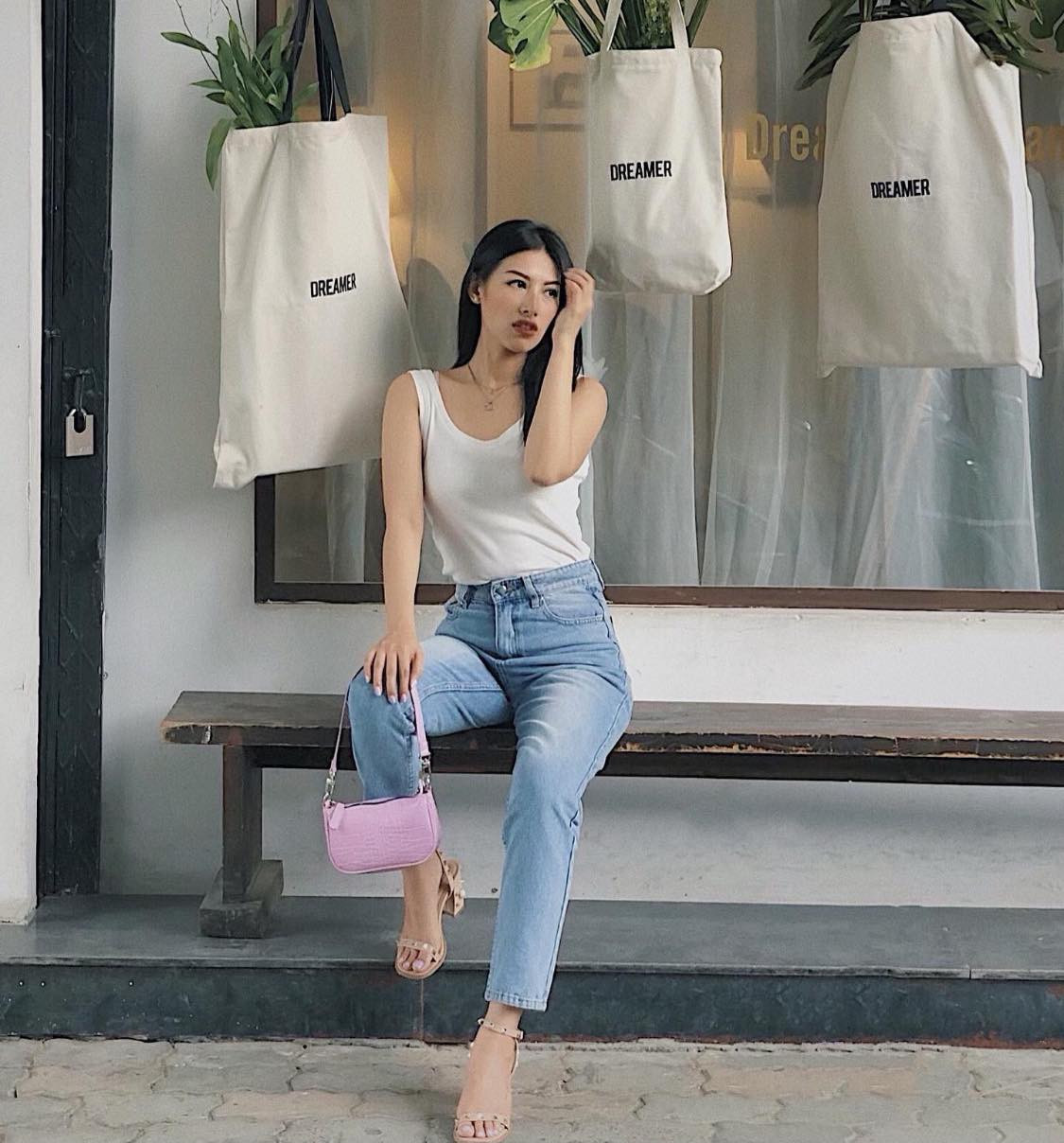 Cô nàng lấn sân showbiz với vai trò diễn xuất. Cô tham gia bộ phim "Vệ sĩ, tiểu thư và thằng khờ".