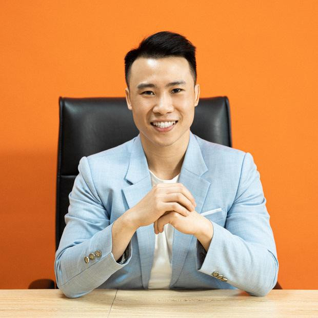 Thông tin về người đàn ông xuất hiện chung khung hình với cô giáo livestream dạy Vật lý mau chóng được cư dân mạng tìm ra.