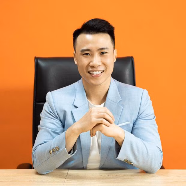 Thông tin về người đàn ông xuất hiện chung khung hình với cô giáo livestream dạy Vật lý mau chóng được cư dân mạng tìm ra.