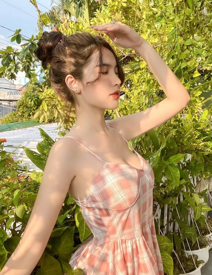 Sở hữu vẻ đẹp nổi bật nên gái xinh này được báo nước bạn khen ngợi là nữ sinh mặc áo dài gợi cảm, có 3 vòng hình thể nóng bỏng.