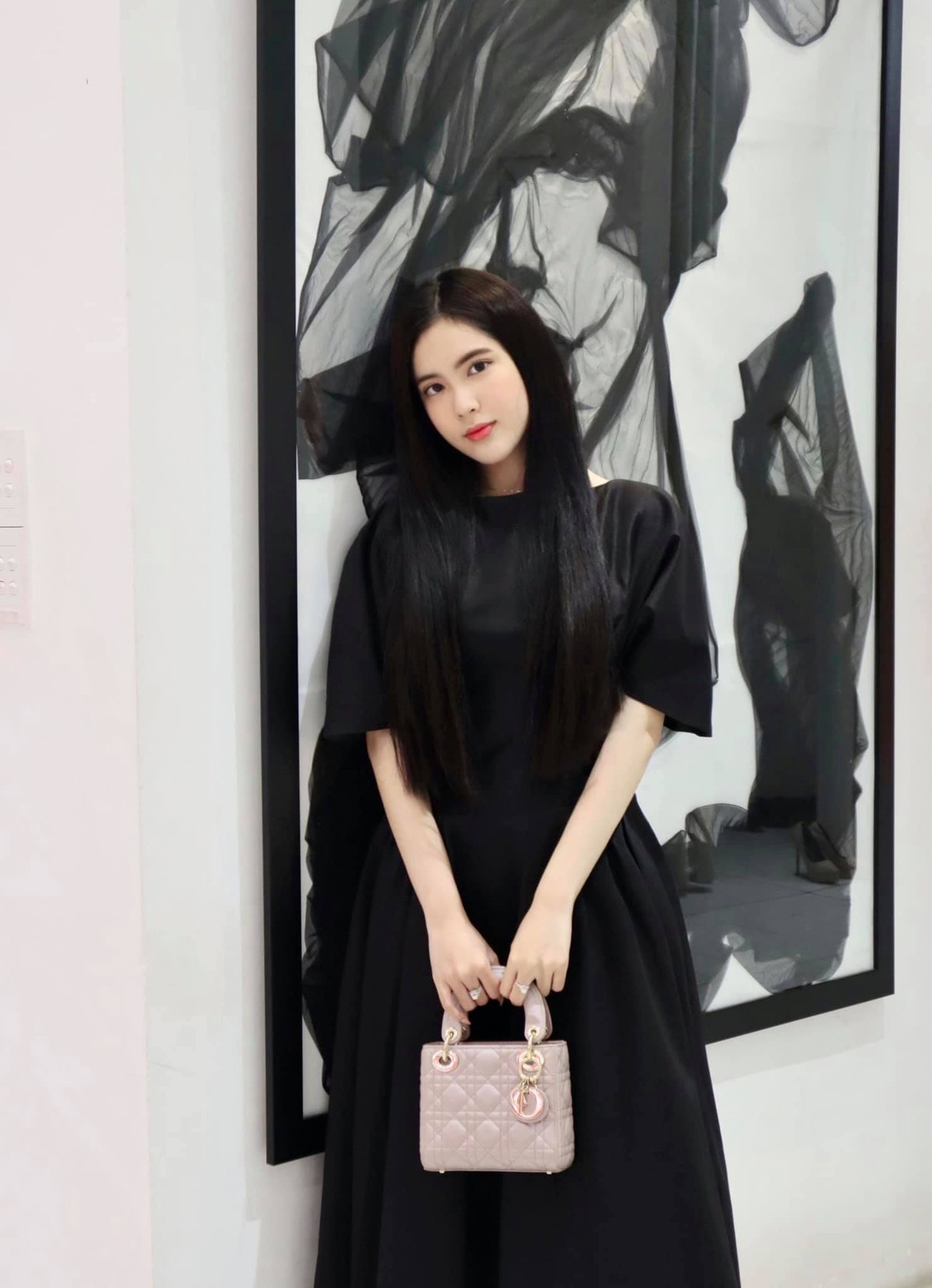 Hot girl Đồng Tháp từng bị nghi ngờ đã can thiệp "dao kéo" để có dung nhan xinh đẹp như hiện tại.