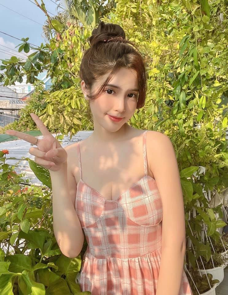 Bức ảnh hot girl 10X Đồng Tháp trong tà áo dài trắng được nhiều cư dân mạng nhận xét khiến người nhìn khó rời mắt bởi vẻ gợi cảm và cuốn hút.