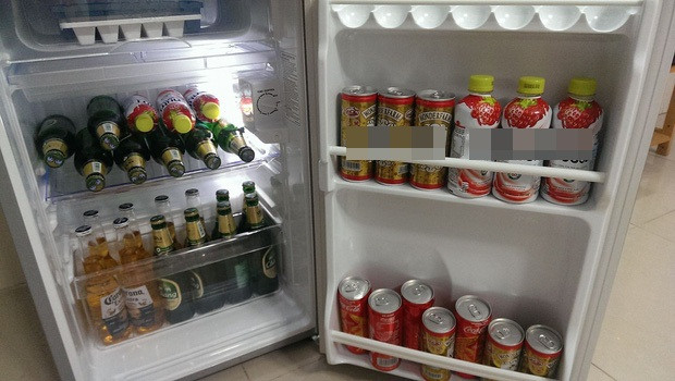 Tất tần tật các loại nước giải khát đều góp mặt trong chiếc tủ bé xíu này.