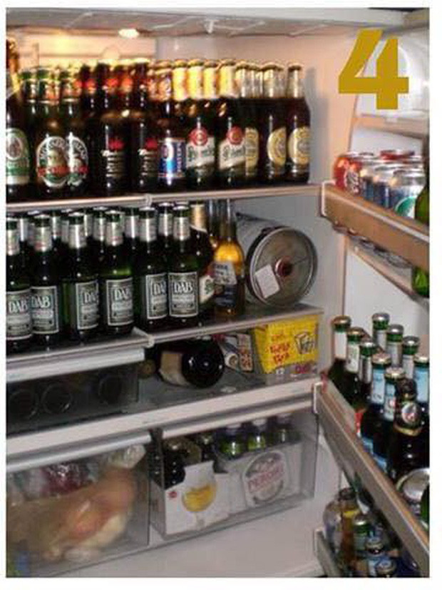 Với các chàng trai thì không đâu bằng chiếc tủ lạnh này đầy ắp những chai bia như thế này.