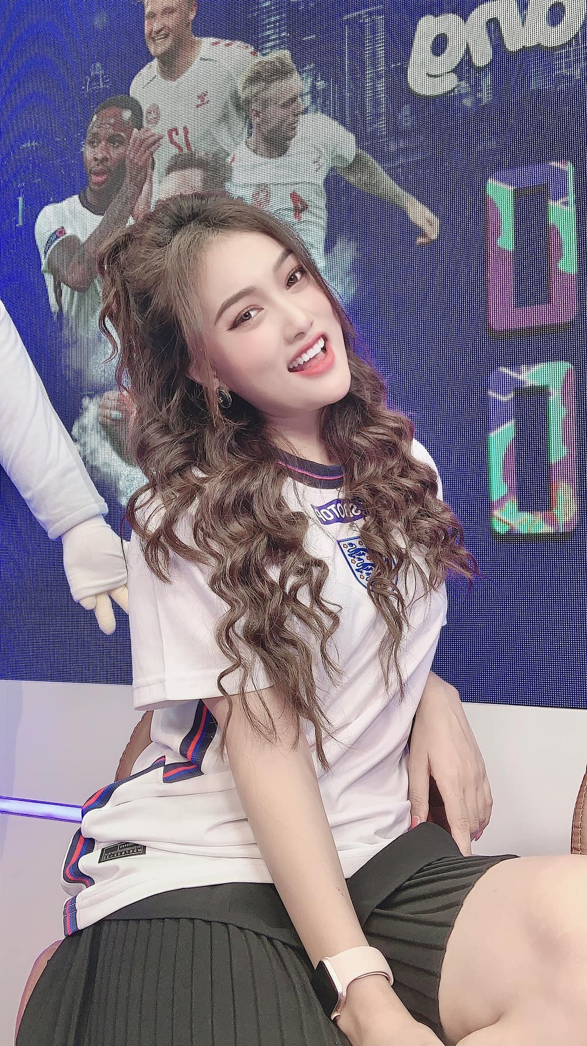 Hot girl 9x hiện là một MC và diễn viên tự do. Trong Euro 2020, cô may mắn được VTV lựa chọn đồng hành cùng các trận đấu.