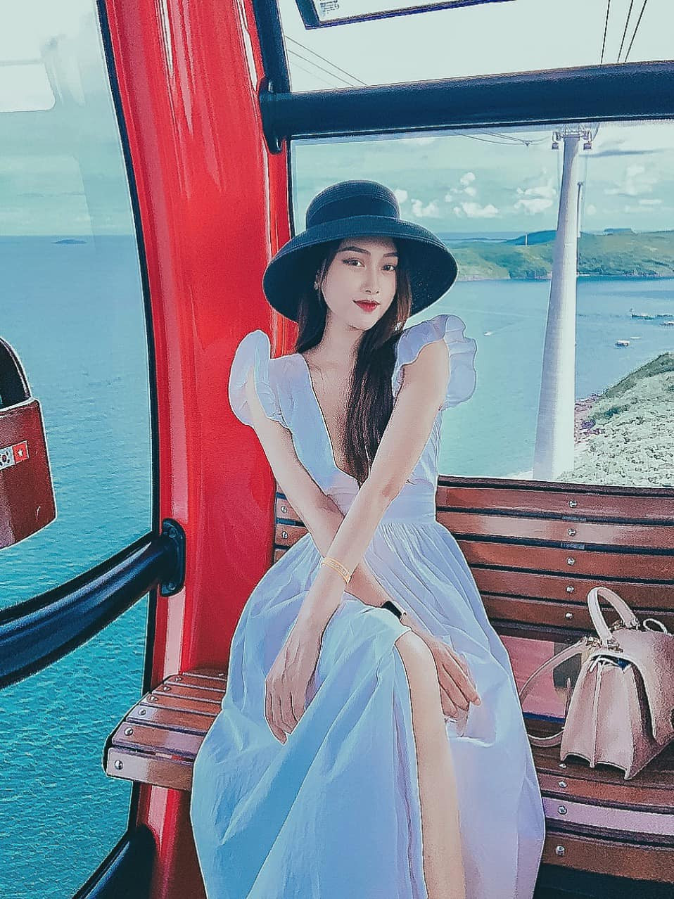 Hot girl xứ Nghệ nổi bần bật trong mọi khoảnh khắc nhờ thân hình gợi cảm, quyến rũ.