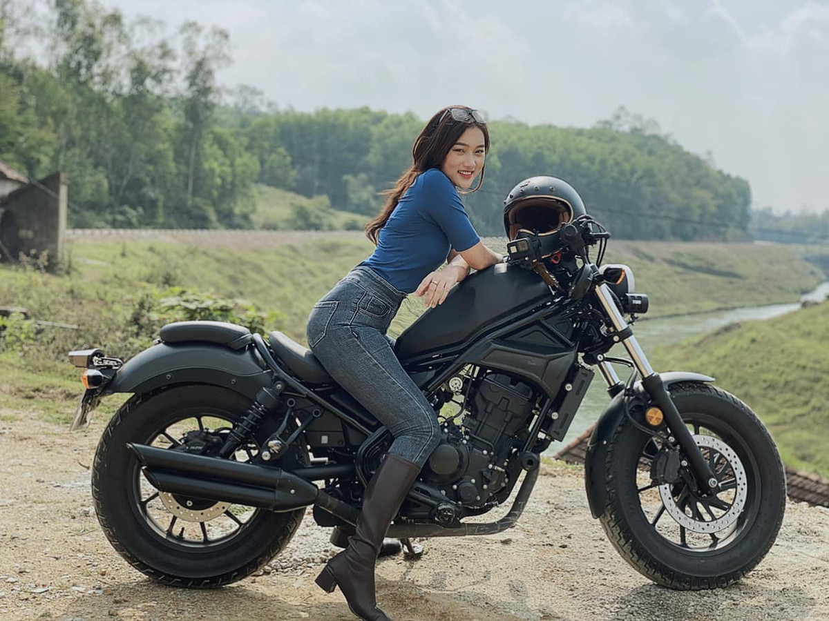 Hiện tại, cô đã làm công việc MC, mẫu ảnh được 4 năm.