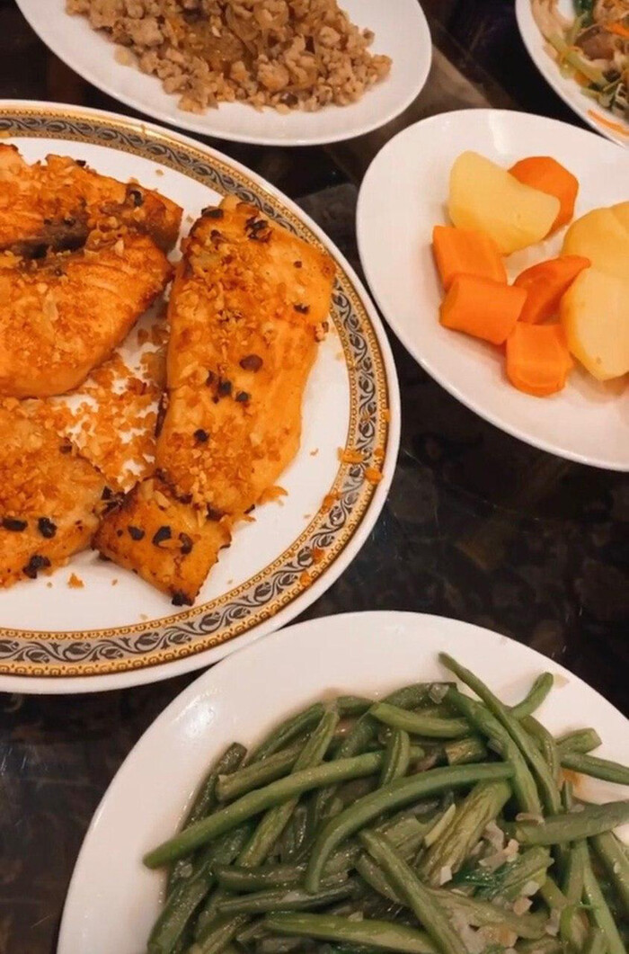 Netize đã nhanh chóng nhận ra Tiên Nguyễn đang ăn bún riêu tại nhà, bởi bộ bát đĩa với kiểu hoa văn này đã từng xuất hiện trong các story trước của cô.