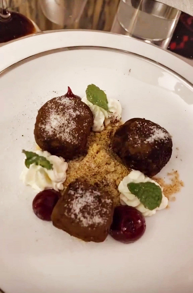 Bởi lẽ là một rich kid đình đám nên bữa ăn của Tiên Nguyễn cũng sẽ "đậm mùi tiền".