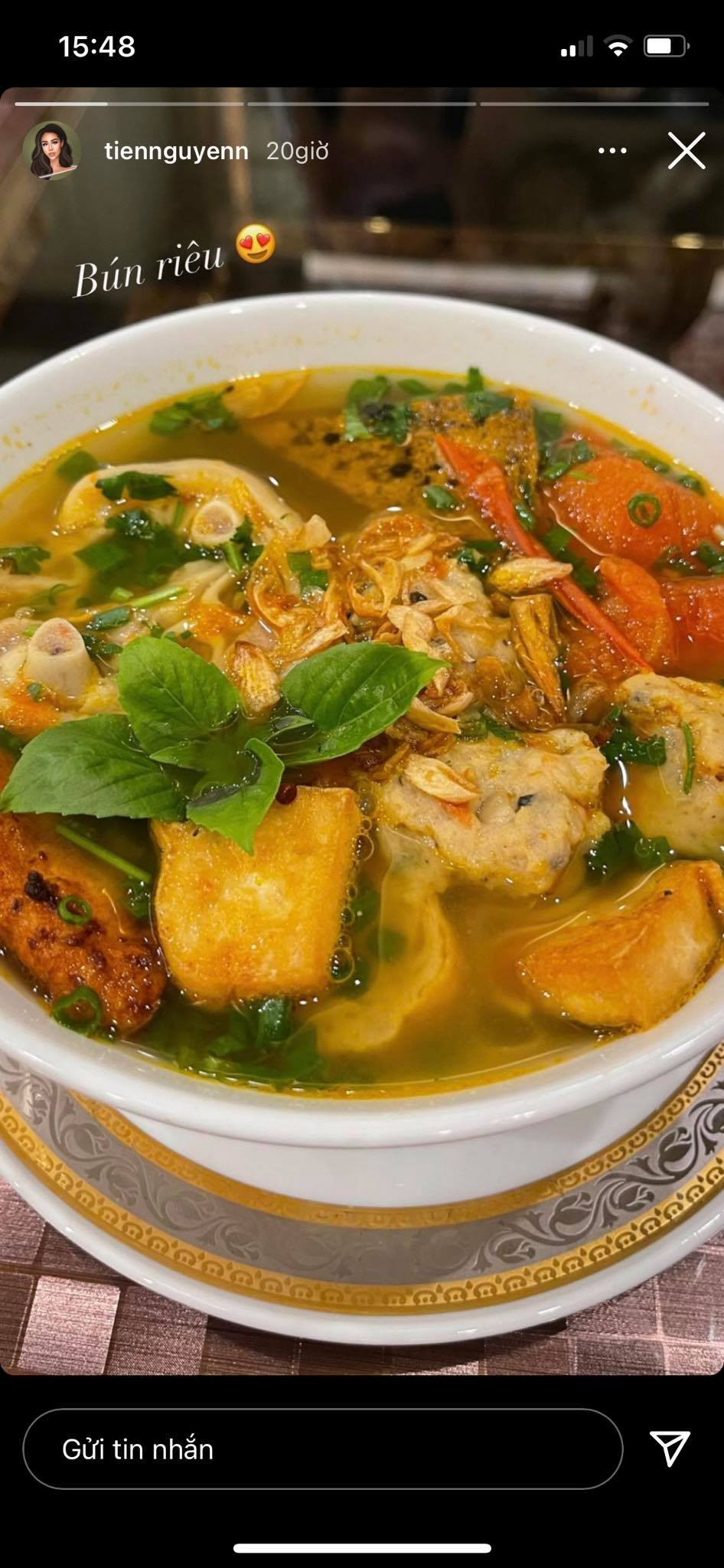 Bên cạnh màu sắc bát bún hấp dẫn, ngon miệng cư dân mạng lại đặc biệt chú ý đến bộ bát đĩa đậm phong cách hoàng gia với những đường nét hoa văn tinh xảo mà nữ rich kid sử dụng.