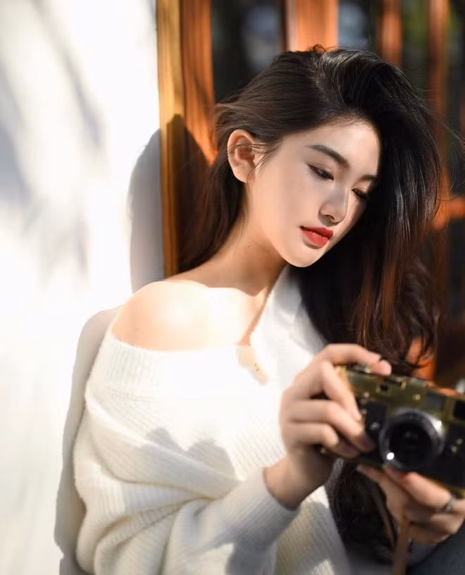 Nhiều người lầm tưởng Diệu Linh là cô gái Trung Quốc nhờ nét sắc sảo trên gương mặt.