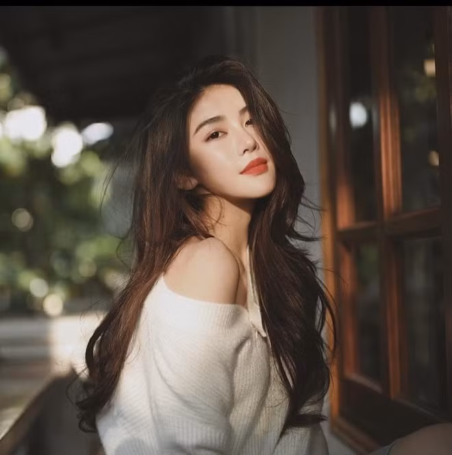 Nhan sắc khả ái của Diệu Linh gây ấn tượng qua nhiều phong cách thời trang khác nhau.