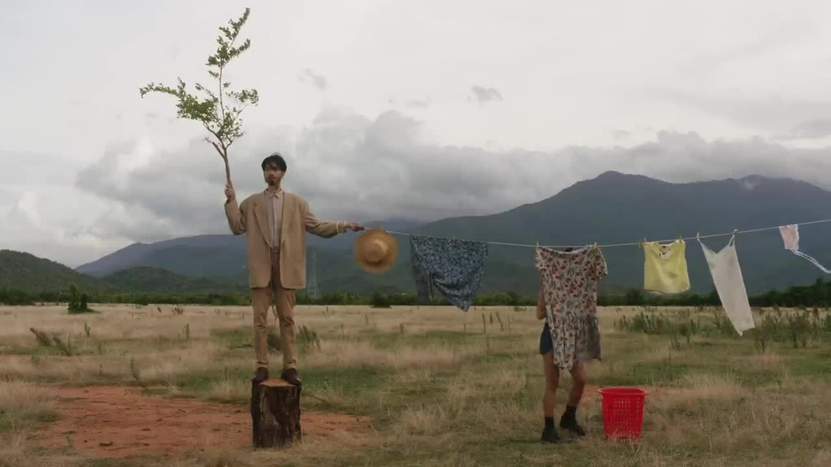 Đáng chú ý, câu hát mà nam rapper chia sẻ được cư dân mạng cho là ẩn ý đoán đề Văn vào ngày mai khi anh đã nhắc đến cụm từ "trốn tìm" và "gợn sóng".