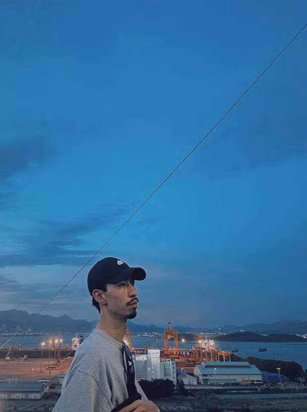 Sau khi công bố đề Văn thi tốt nghiệp 2021, nhiều sĩ tử đã nhớ ngay đến cái tên Đen Vâu, anh chàng này được cho một lần nữa đã dự đoán "trúng phóc" về đề thi Văn tốt nghiệp.