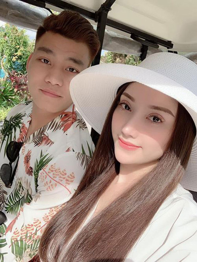 Tuy nhiên vào đầu năm nay, người hâm mộ bóng đá khá tiếc nuối khi rộ lên thông tin cặp đôi này đã chia tay. Trước tin đồn chia tay, Vũ Văn Thanh và Phùng Bảo Trân đều giữ thái độ im lặng, và điều này càng khiến các fan thêm nghi ngờ…