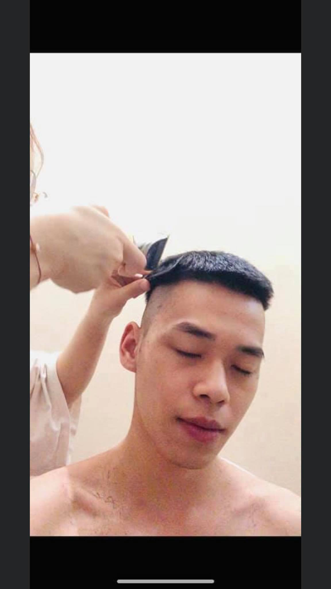 Thế nhưng không phải ai cũng đủ khéo léo để cắt được mái tóc đẹp. Nhìn những thảm họa cắt tóc mà cư dân mạng khoe chỉ muốn cười đến hết mùa dịch.