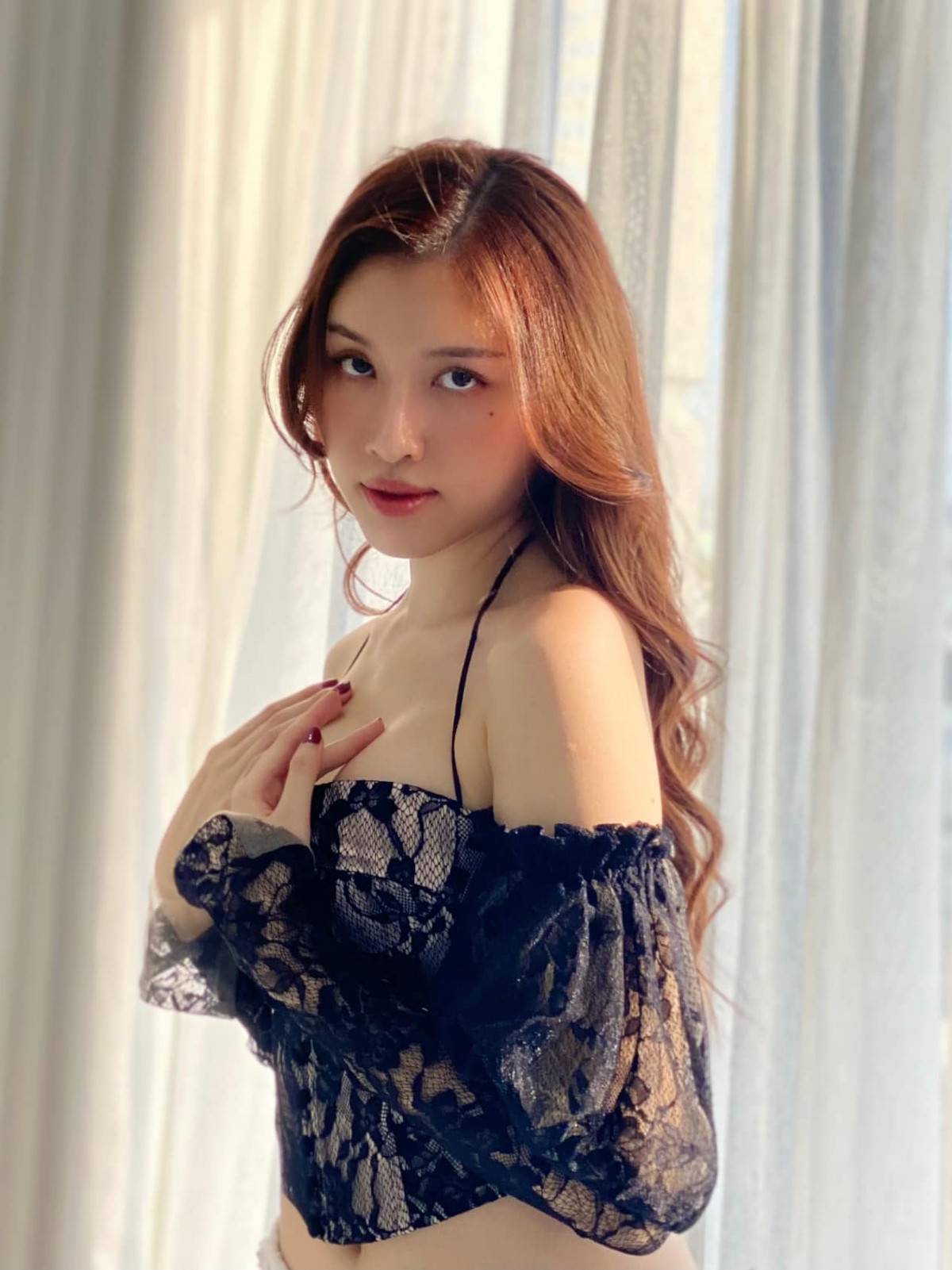 Được biết, người đẹp từng tham gia không ít cuộc thi nhan sắc như tham gia Hoa hậu Hoàn vũ Việt Nam, giành 2 giải Miss Thân hình đẹp nhất, Miss Tài năng tại Miss Ngôi sao 2014,...