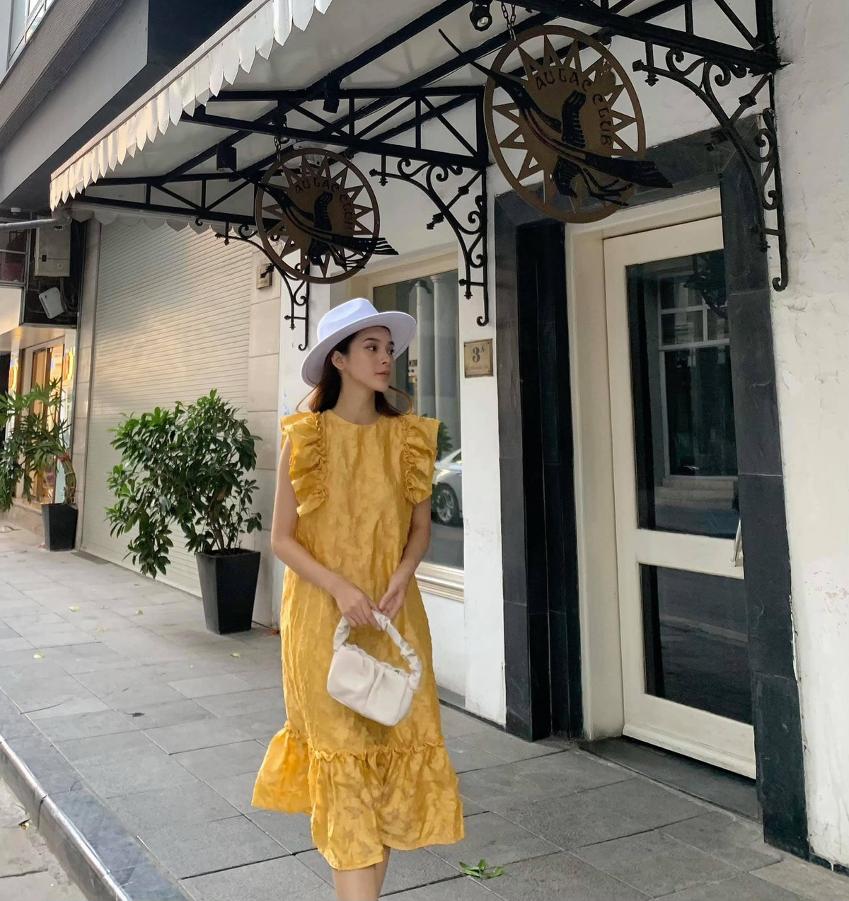 Ngay sau khi được chia sẻ, đoạn livestream của Quỳnh Lương được rất nhiều người chú ý và bàn tán, phần lớn netizen đều "choáng" với cuộc sống hôn nhân không may mắn mà cô gặp phải.