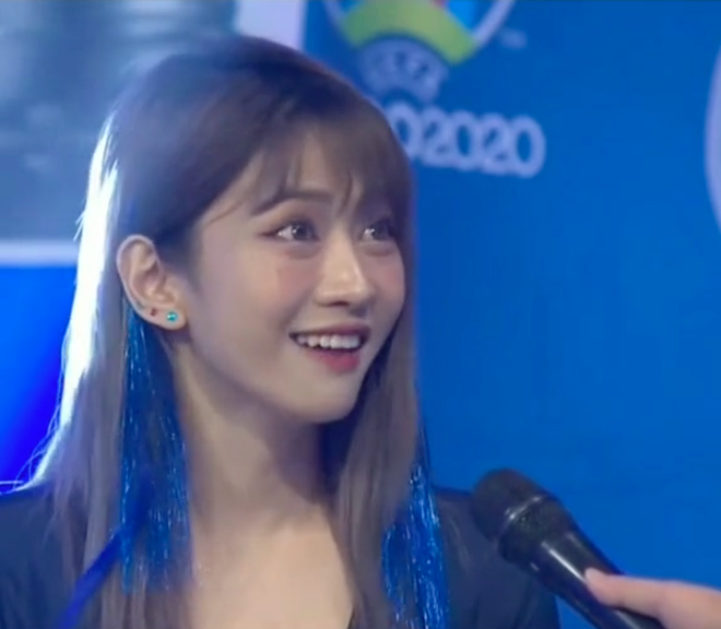 Cụ thể, trong chương trình phát sóng vào tối 13/6, Lê Bống xuất hiện trên truyền hình với vai trò khách mời của chương trình Nóng cùng Euro. Cô nàng được mời đại diện cho CĐV đội tuyển Pháp.