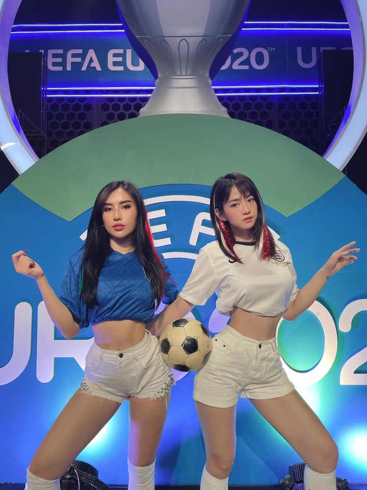 Giải bóng đá Euro 2020 đã chính thức khép lại sau 1 tháng so tài nghẹt thở với giải vô địch thuộc về đội tuyển Ý. Ngoài quan tâm đến đội nào sẽ có được chiếc cúp danh giá, người hâm mộ cũng đổ dồn sự chú ý đến các bóng hồng trong chương trình Nóng cùng Euro.